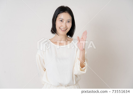 Female pointing 73551634