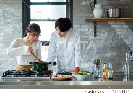 Young woman making breakfast 73553435