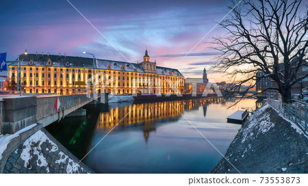 Winter in Wroclaw, Poland. Panoramic cityscape with city skyline reflecting in Oder river on sunset 73553873