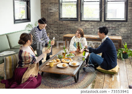 Young men and women who drink alcohol with each other 73553941