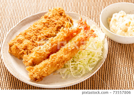 炸豬排和蝦炒。 73557806