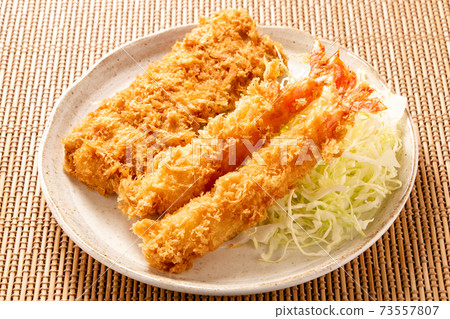 炸豬排和蝦炒。 73557807