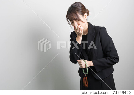 一位失去愛人後表情悲傷的年輕女子[葬禮] 73559400