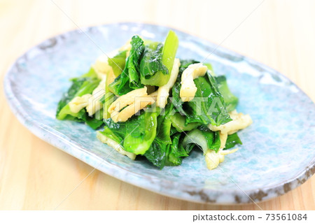 Stewed delicious Japanese mustard spinach and fried tofu Stewed delicious Japanese mustard spinach and fried tofu 73561084