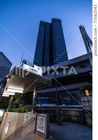 在日本東京的城市景觀“常盤橋”附近,您可以看到最前沿的摩天大樓。 在日本東京的城市景觀“常盤橋”附近,您可以看到最前沿的摩天大樓。 73562543