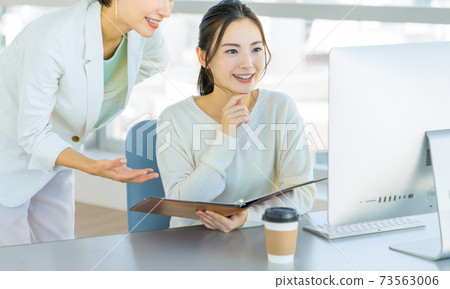 女商人教學工作在辦公室 女商人教學工作在辦公室 73563006