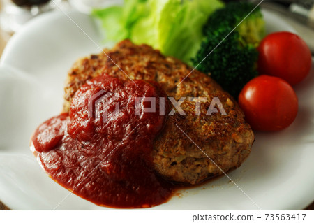 Hamburger with fresh tomato sauce Hamburger with fresh tomato sauce 73563417