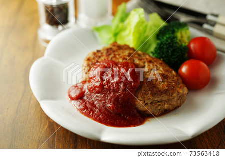 Hamburger with fresh tomato sauce 73563418