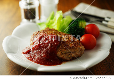 Hamburger with fresh tomato sauce 73563499
