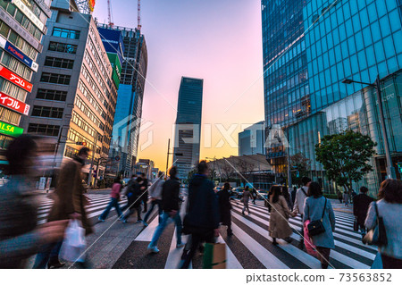 日本的東京都市風景在緊急狀態的聲明下。希望戴著面具的人和東京車站八重洲出口的重建= 1月16日 日本的東京都市風景在緊急狀態的聲明下。希望戴著面具的人和東京車站八重洲出口的重建= 1月16日 73563852