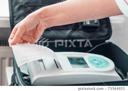 Examination of the patient's cardiac diagnosis, cardiogram, examination of human cardiovascular diseases, cardiograph and laboratory assistant. Examination of the patient's cardiac diagnosis, cardiogram, examination of human cardiovascular diseases, cardiograph and laboratory assistant. 73564855