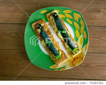 Mini cocas de sardinas Mini cocas de sardinas 73565301
