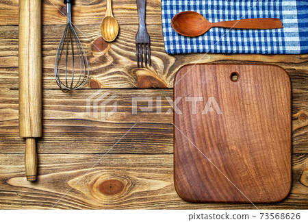 Kitchen utensils (cooking tools) on a wooden background (top view, flat lay). Natural materials concept. 73568626