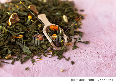 Pile of green leaves Sencha tea 73568863