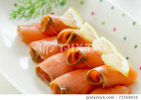 smoked salmon 73568919