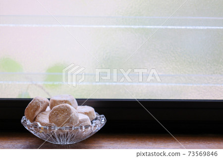 Borobolone in a crystal glass container 73569846