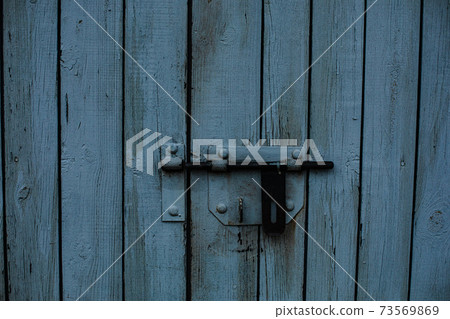 A wooden fence, a door. White boards A wooden fence, a door. White boards 73569869