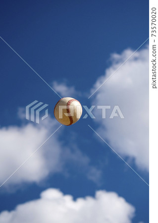 球在冬天的天空中飛翔[垂直] 73570020