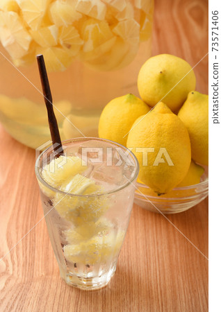 Raw squeezed lemon sour lemon squash Raw squeezed lemon sour lemon squash 73571406