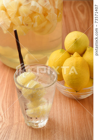 Raw squeezed lemon sour lemon squash Raw squeezed lemon sour lemon squash 73571407