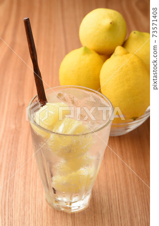 Raw squeezed lemon sour lemon squash 73571408