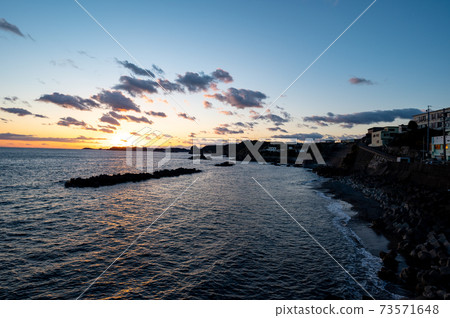 Sunset at the sea near the lighthouse in Daio-cho, Shima City Sunset at the sea near the lighthouse in Daio-cho, Shima City 73571648