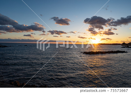 海上的日落,在志摩市大雄町燈塔附近 海上的日落,在志摩市大雄町燈塔附近 73571667