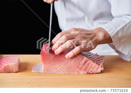 在處理金槍魚的板前 73571810