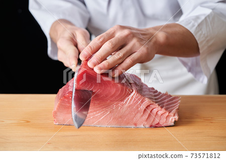 在處理金槍魚的板前 在處理金槍魚的板前 73571812