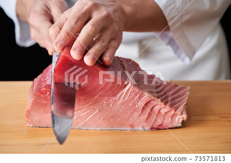 Itamae to handle tuna 73571813
