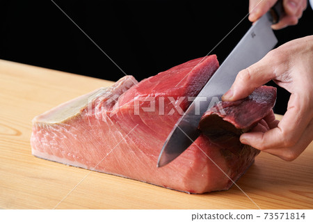 Itamae to handle tuna Itamae to handle tuna 73571814