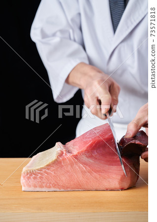 Itamae to handle tuna 73571818