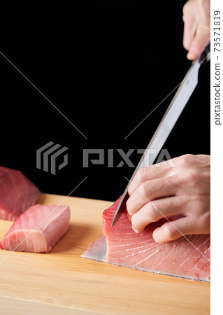 Itamae to handle tuna Itamae to handle tuna 73571819