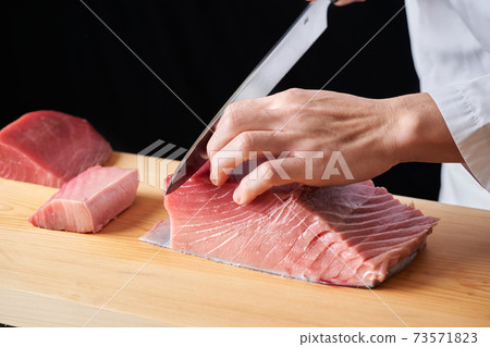Itamae to handle tuna 73571823