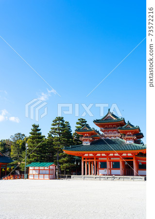 [京都]平安神宮白虎塔西人行道 73572216