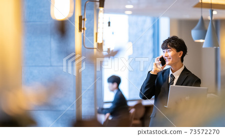 商人男性辦公室智能手機 商人男性辦公室智能手機 73572270