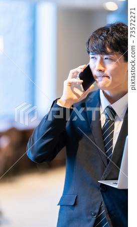 商人男性辦公室智能手機電話交談 73572271