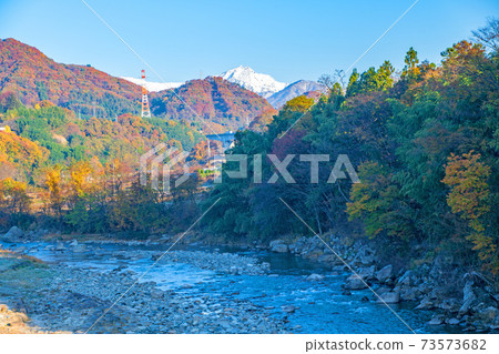 從八瀨橋向谷川岳的音河的上游清晨的風景秋天的風景 從八瀨橋向谷川岳的音河的上游清晨的風景秋天的風景 73573682