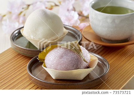 Kansai-style Sakuramochi and Ichigo Daifuku 73573721