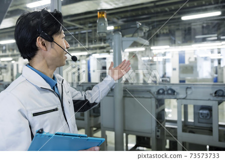 指導工廠參觀的男性工人工廠參觀指南 73573733