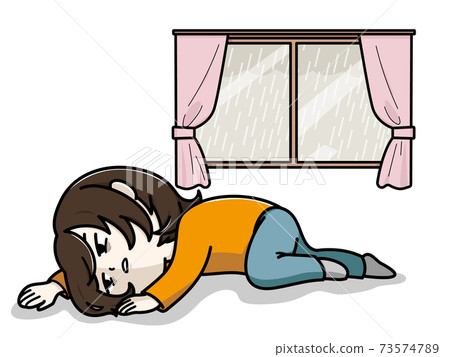 一個在雨中被低壓打中的女人 73574789