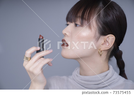塗棕色口紅的女人 塗棕色口紅的女人 73575455