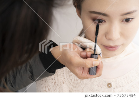 A woman who has a makeup 73575484