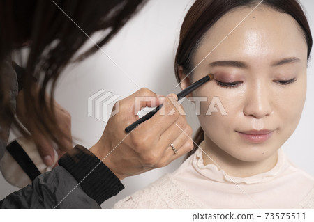 A woman who has a makeup 73575511