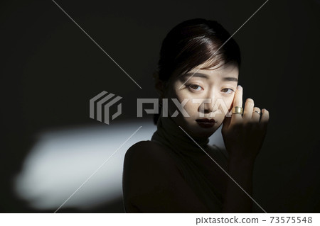 光與影的戲劇性女性肖像 73575548