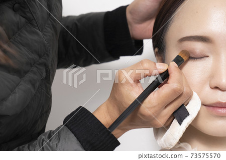 A woman who has a makeup A woman who has a makeup 73575570