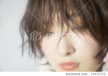 A beautiful woman with short hair 73575712