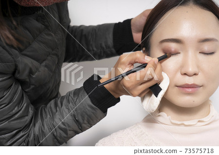 一個化妝的女人 73575718
