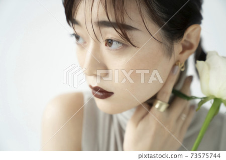 花和女人肖像 花和女人肖像 73575744