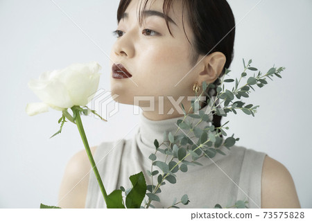 花和女人肖像 73575828